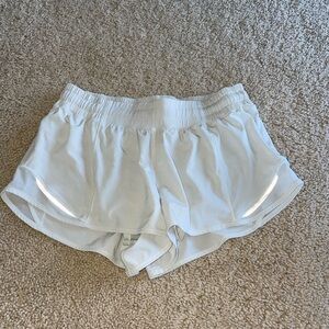 Lululemon Hotty Hot size 6 2.5in seam Opal shorts